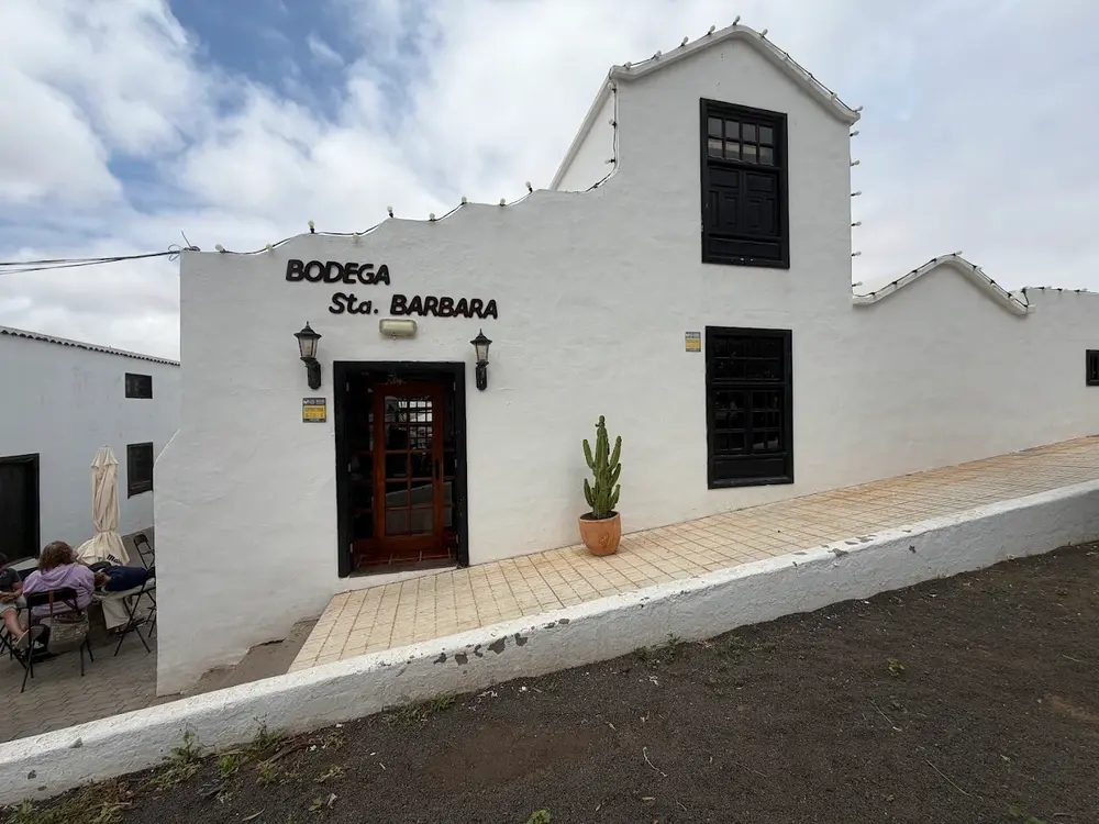 Fachada de Bodega Santa Bárbara de día, con terraza