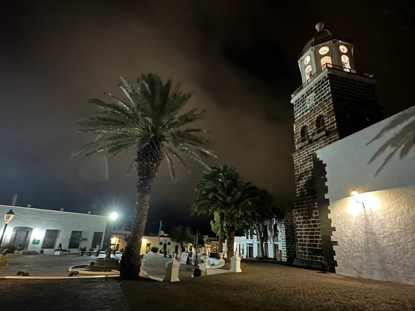 Plaza junto a Bodega Santa Bárbara de noche