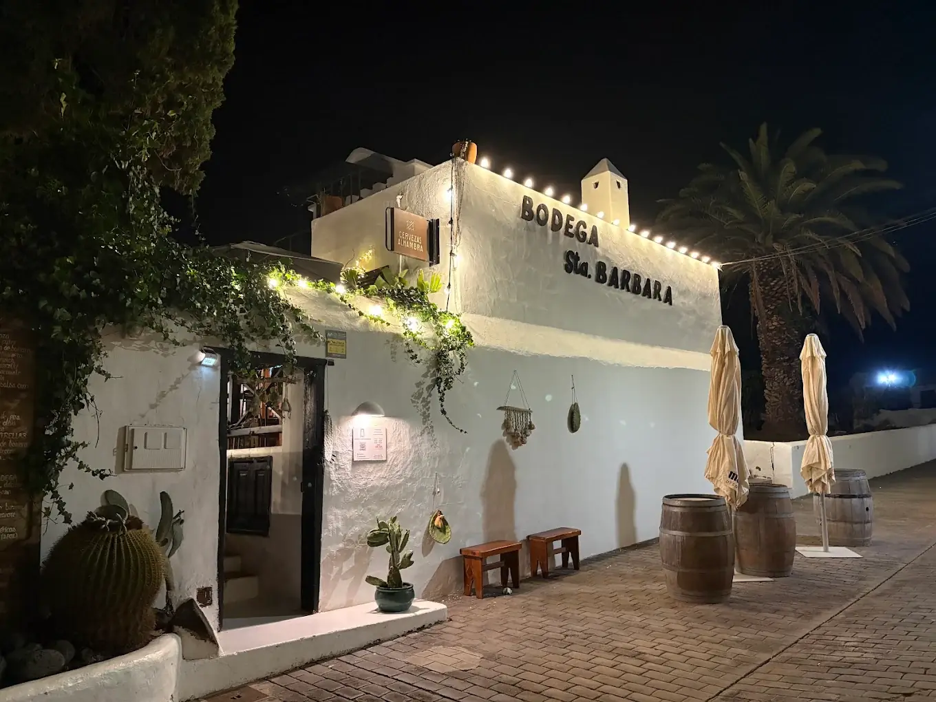 Fachada de Bodega Santa Bárbara de noche